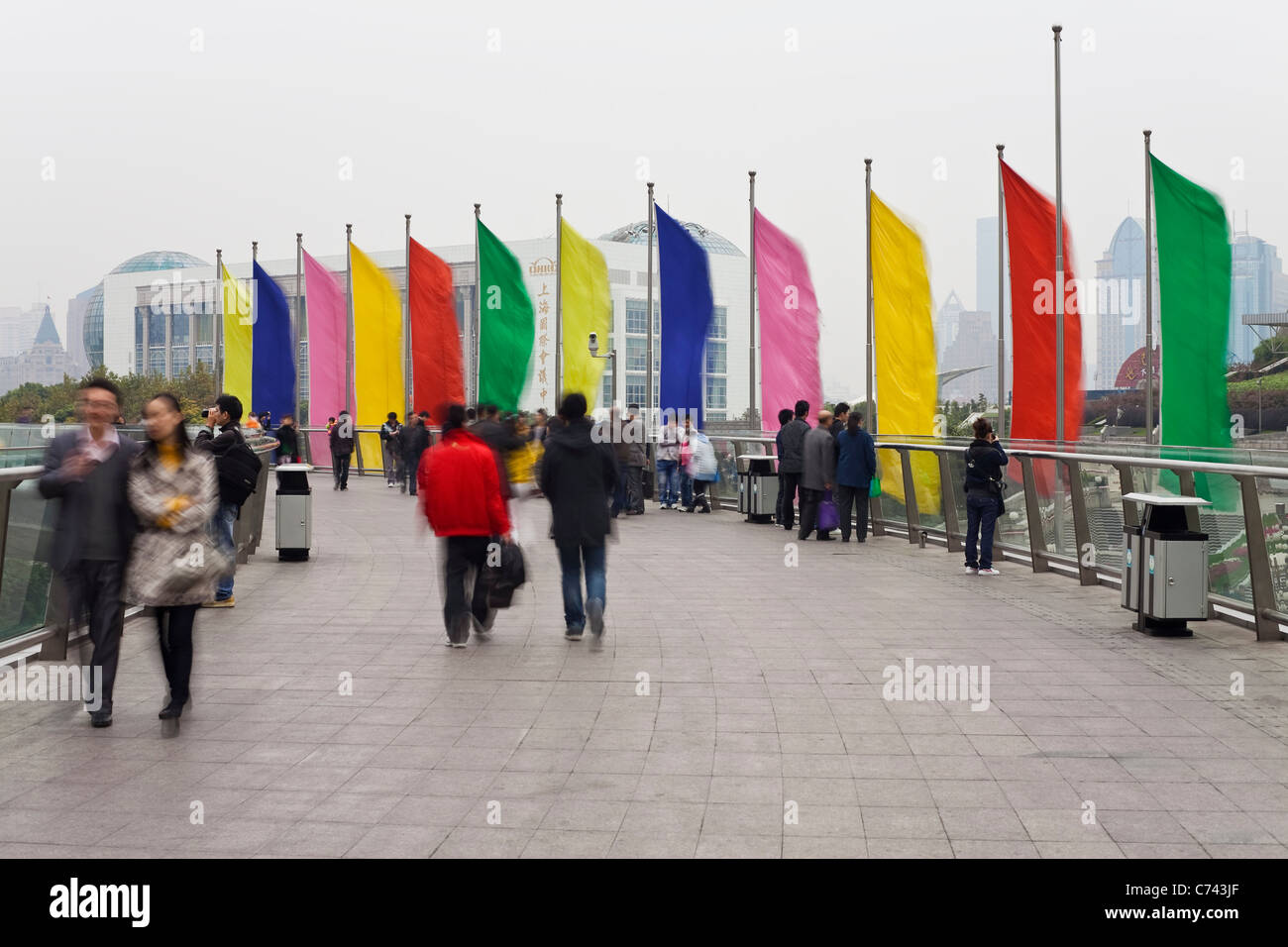 Bandiere colorate volare alla fine del secolo Avenue, Pudong, Shanghai, Cina Foto Stock