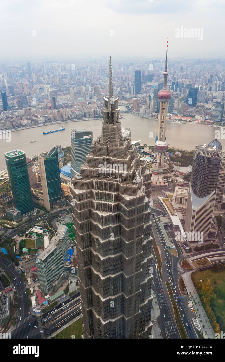 Il futuristico Torre Jin Mao che si affaccia sul fiume Huangpu, Bund e la città di Shanghai, Shanghai, Cina Foto Stock