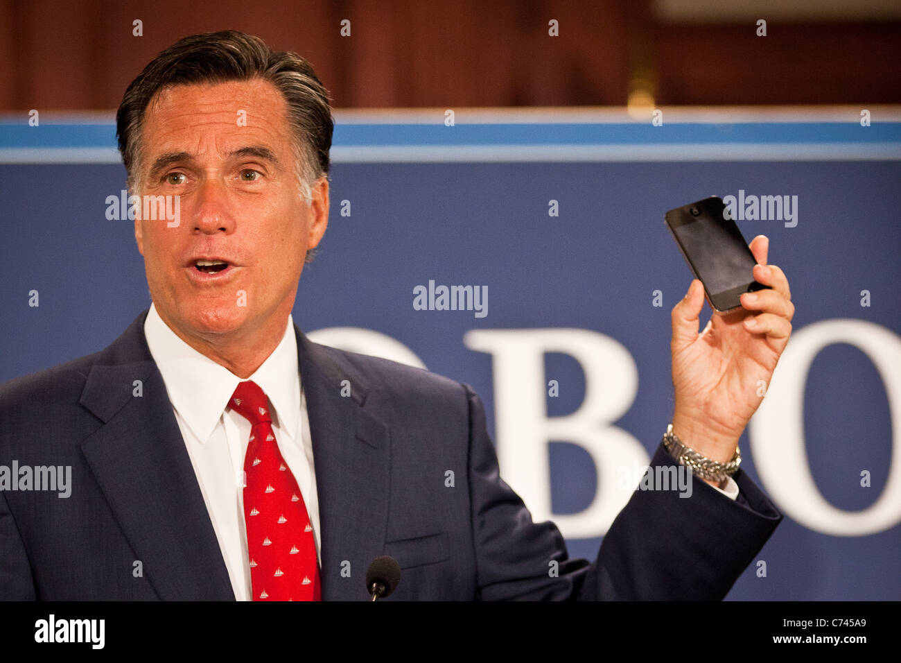 Gov. Mitt Romney confronta le politiche economiche per un iPhone e Obama è un telefono a gettoni Foto Stock