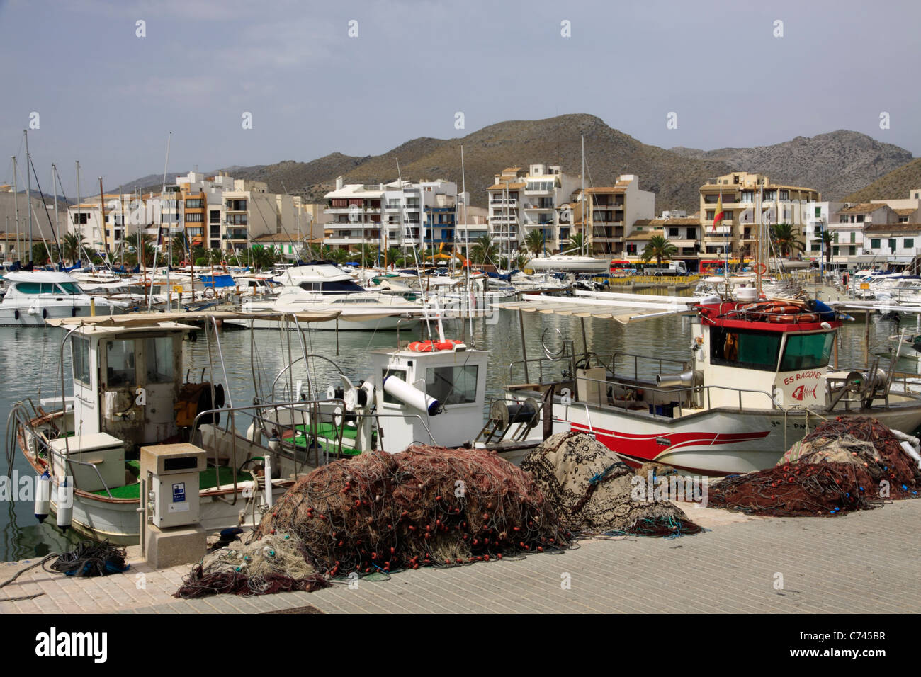Porto e la banchina di Port de Pollenca in Mallorca Foto Stock