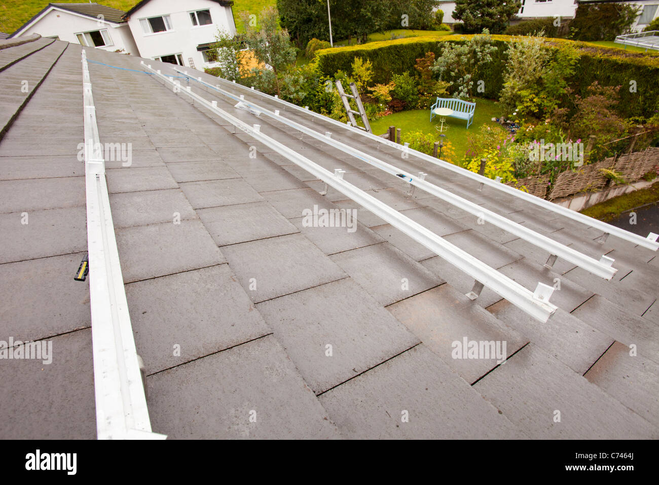 Un tetto essendo preparato per montare i pannelli solari, Ambleside, Regno Unito. Foto Stock
