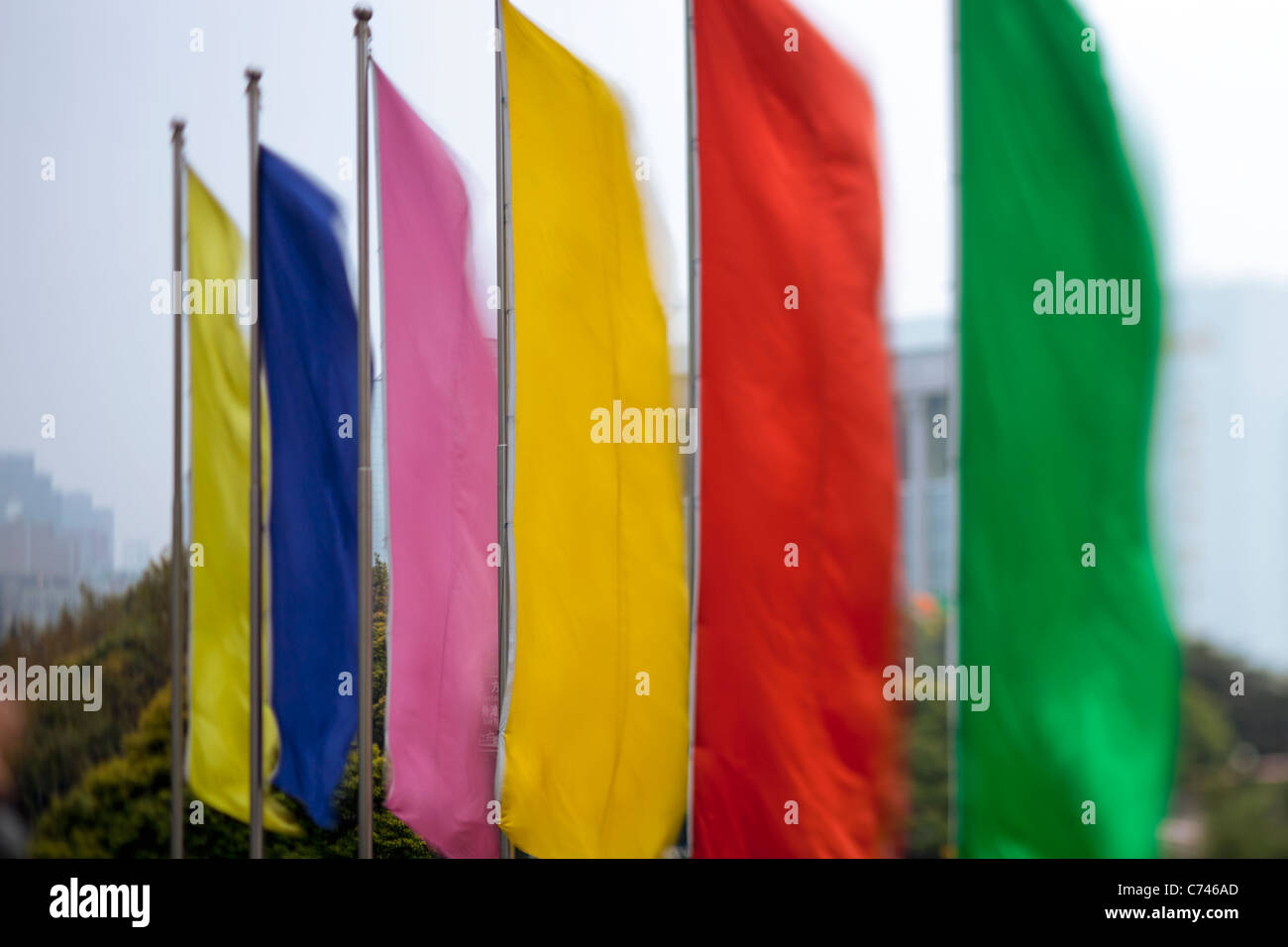 Bandiere colorate volare alla fine del secolo Avenue, Pudong, Shanghai, Cina Foto Stock