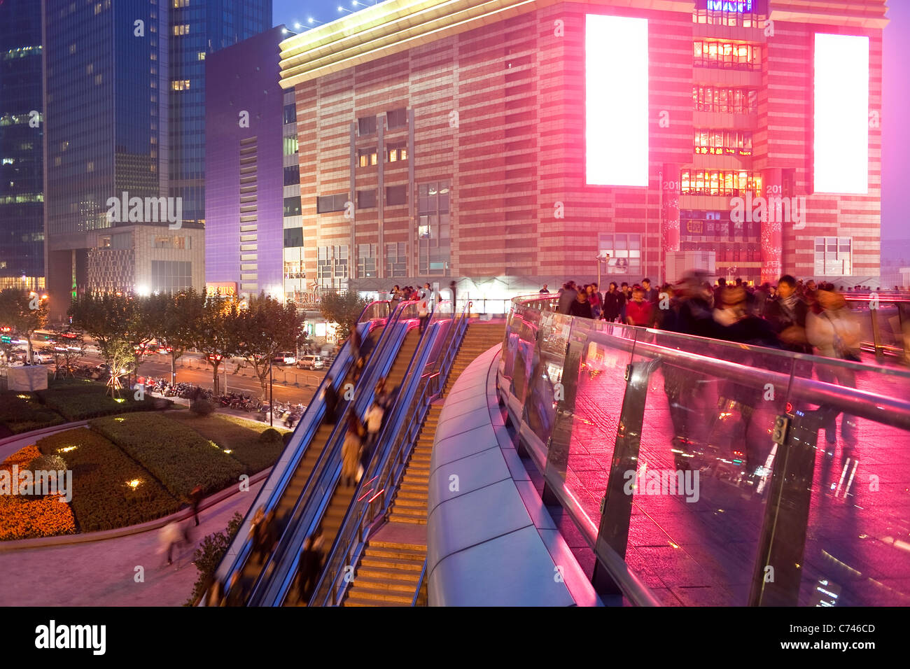 Persone su una passerella elevata, Century Avenue, Pudong, Shanghai, Cina Foto Stock