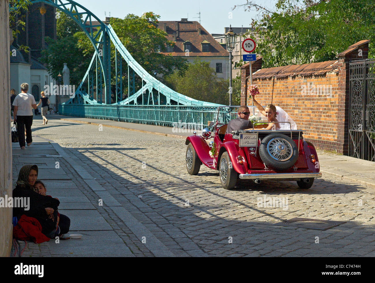Una coppia di sposi e amici con un MG oldtimer sul Duomo Isola, Wroclaw, Polonia Foto Stock