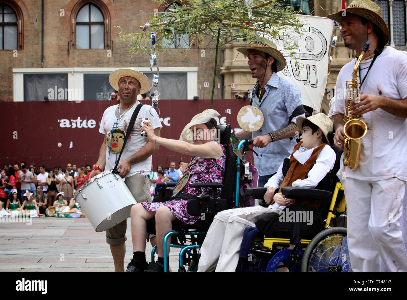 FESTIVAL: Italiano vecchio stile di vestire la gente a suonare e cantare canzoni antiche Foto Stock