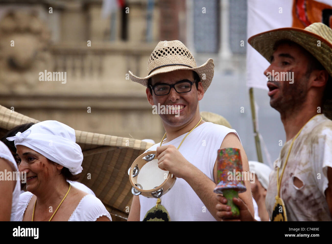 FESTIVAL: Italiano vecchio stile di vestire la gente a suonare e cantare canzoni antiche Foto Stock