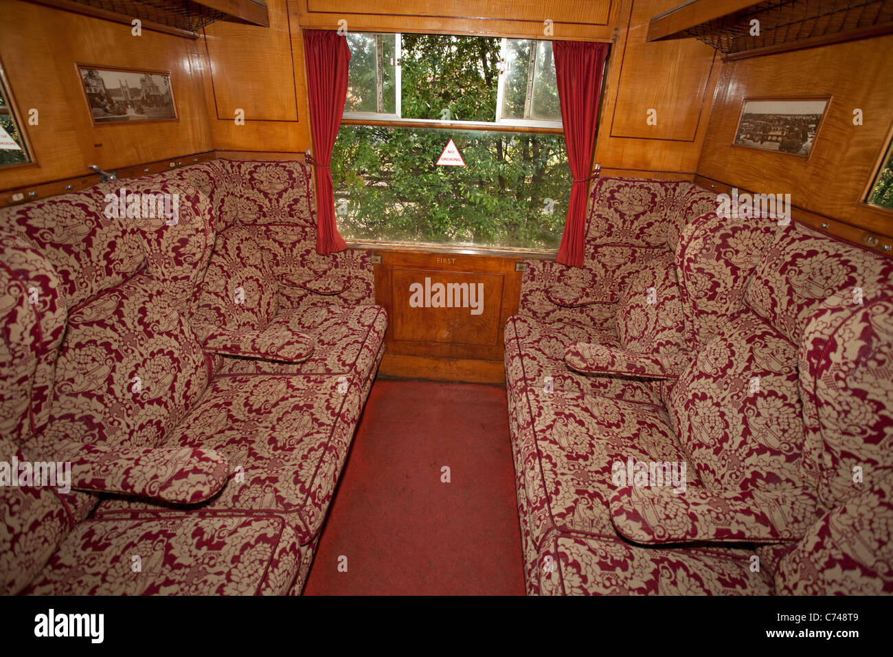 Il lusso di prima classe di viaggio sul treno vecchio carrello Foto Stock
