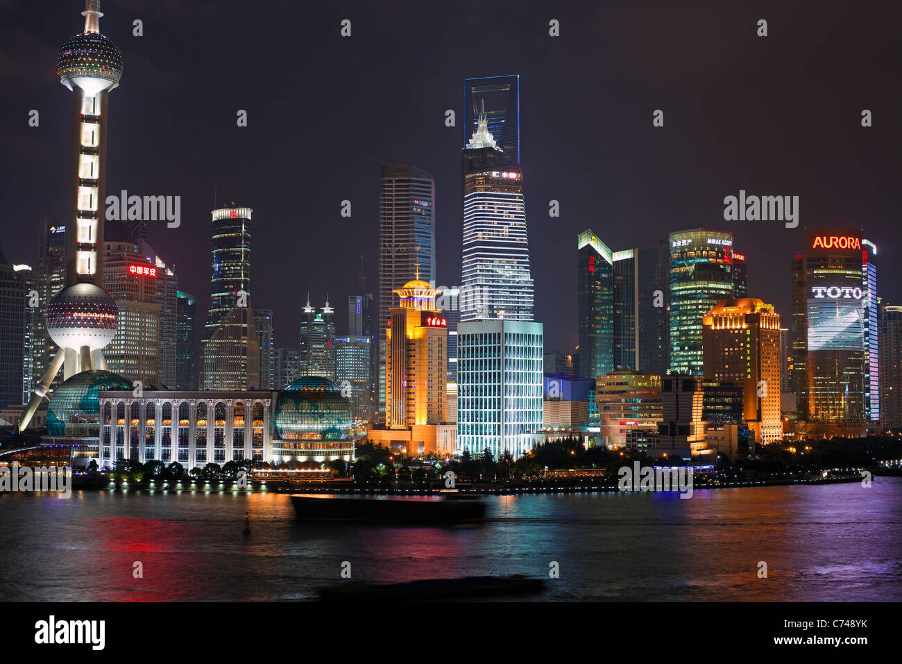 Lo skyline di Pudong (elevato vista sul fiume Huangpu dal Bund), Shanghai, Cina Foto Stock
