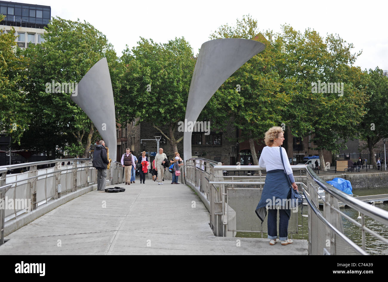 Stile moderno ponte pedonale attraverso il porto di Bristol REGNO UNITO Foto Stock