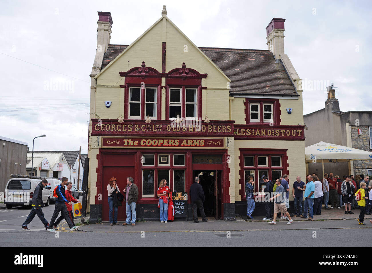 Bristol City football club sostenitori bere alla loro pub locale la Coopers Arms prima di una partita Foto Stock