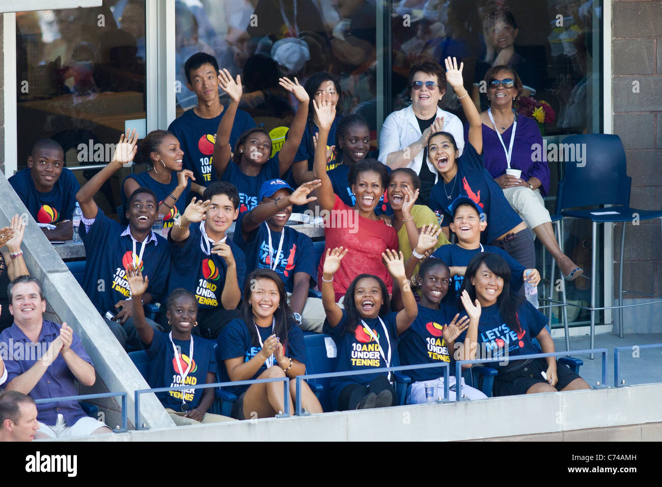 La First Lady Michelle Obama con Billy Jean King un USTA 10 e sotto Tennis Kids al 2011 US Open Tennis Championships. Foto Stock