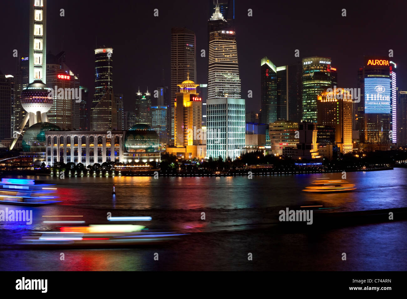 Nuovo skyline di Pudong, guardando attraverso il fiume Huangpu dal Bund, Shanghai, Cina Foto Stock