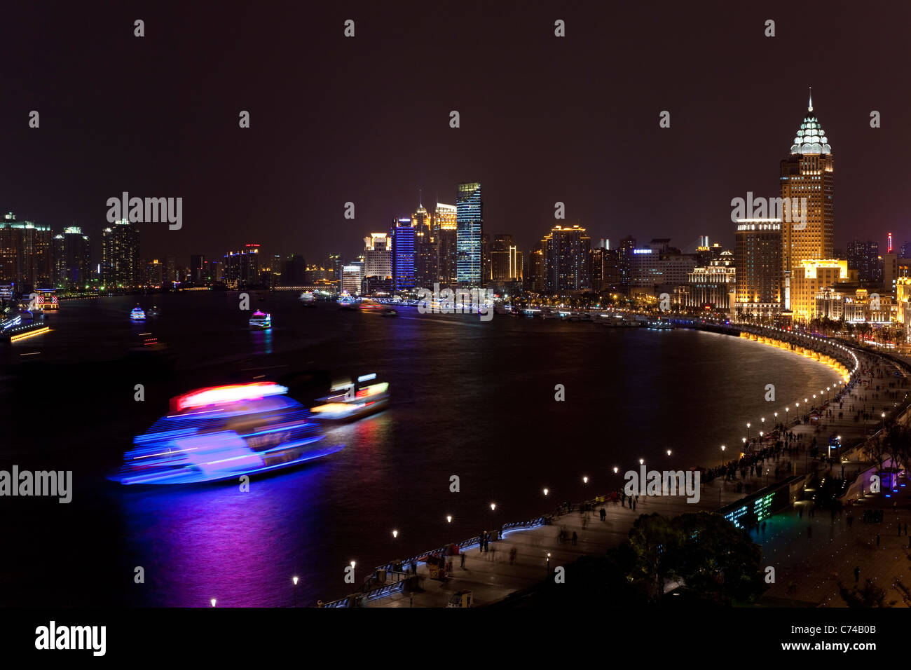 Shangai skyline notturno (vista lungo il fiume Huangpu e il Bund), Shanghai, Cina Foto Stock