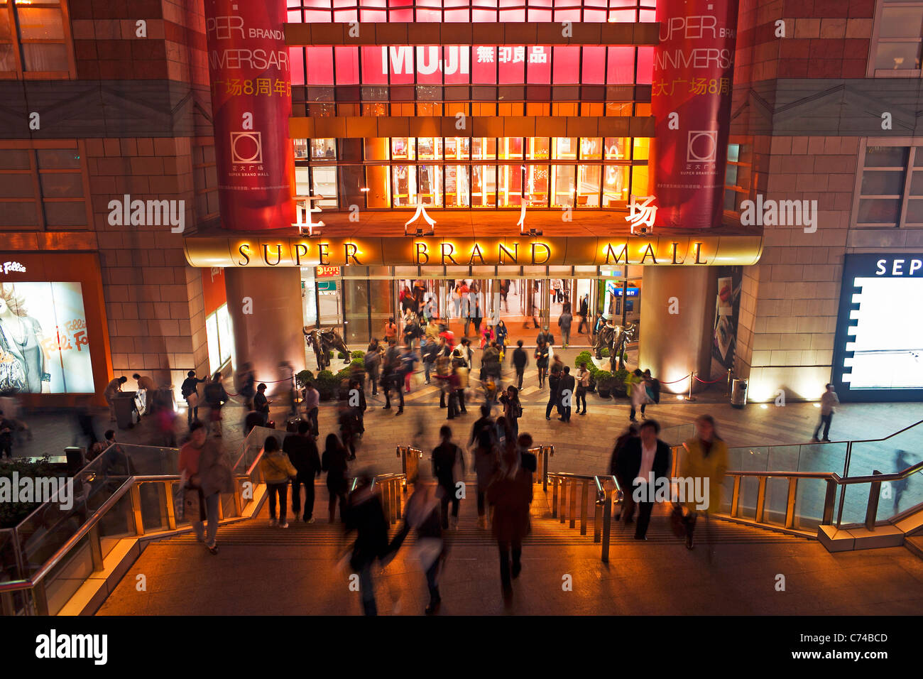 Entrata a un enorme e moderno complesso per lo shopping nel nuovo distretto di Pudong, Shanghai, Cina Foto Stock