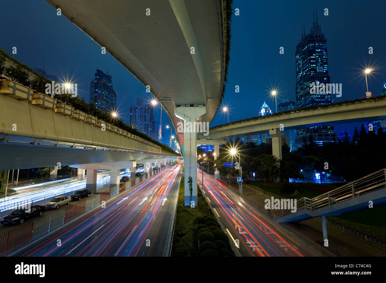 Ponti stradali nel centro di Shanghai, Shanghai, Cina Foto Stock