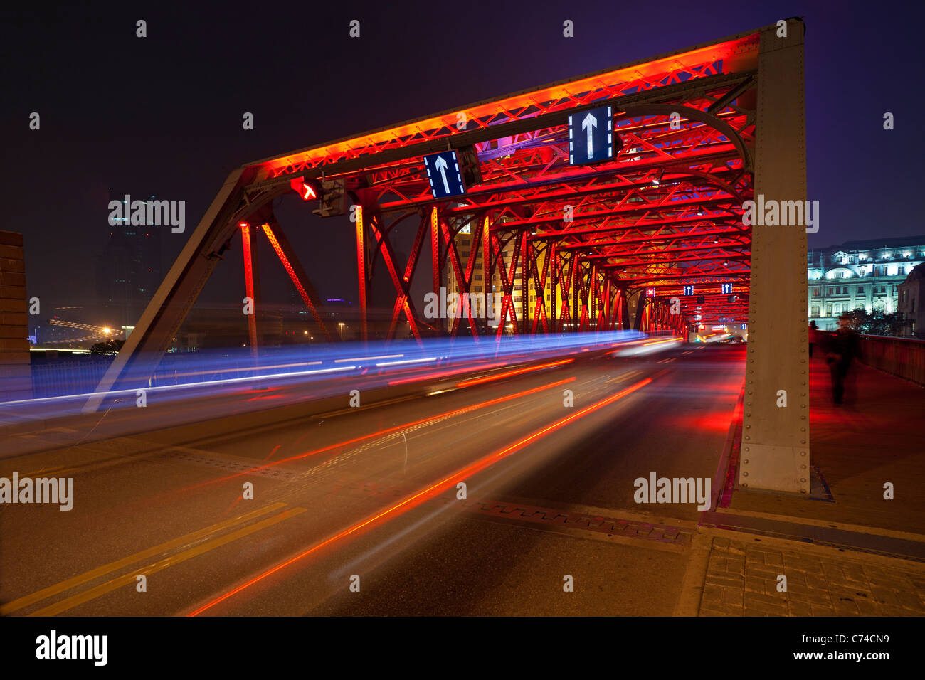 Suzhou Creek, Waibaidu (giardino) ponte, illuminata di notte, Shanghai, Cina Foto Stock