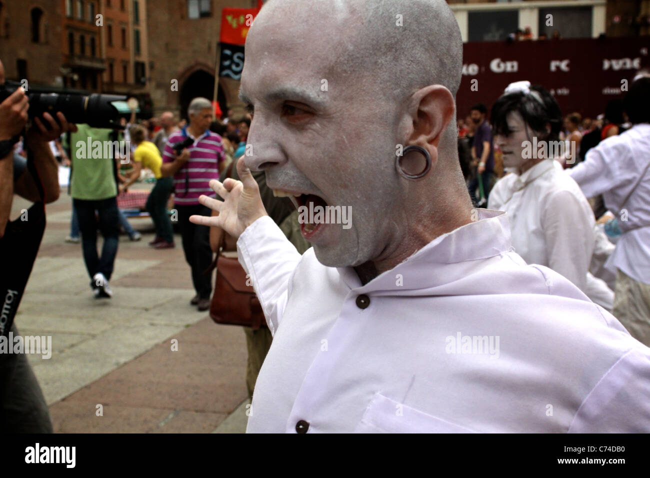 FESTIVAL: Zombie urlando al popolo, bianco volto dipinto come un uomo non morti Foto Stock