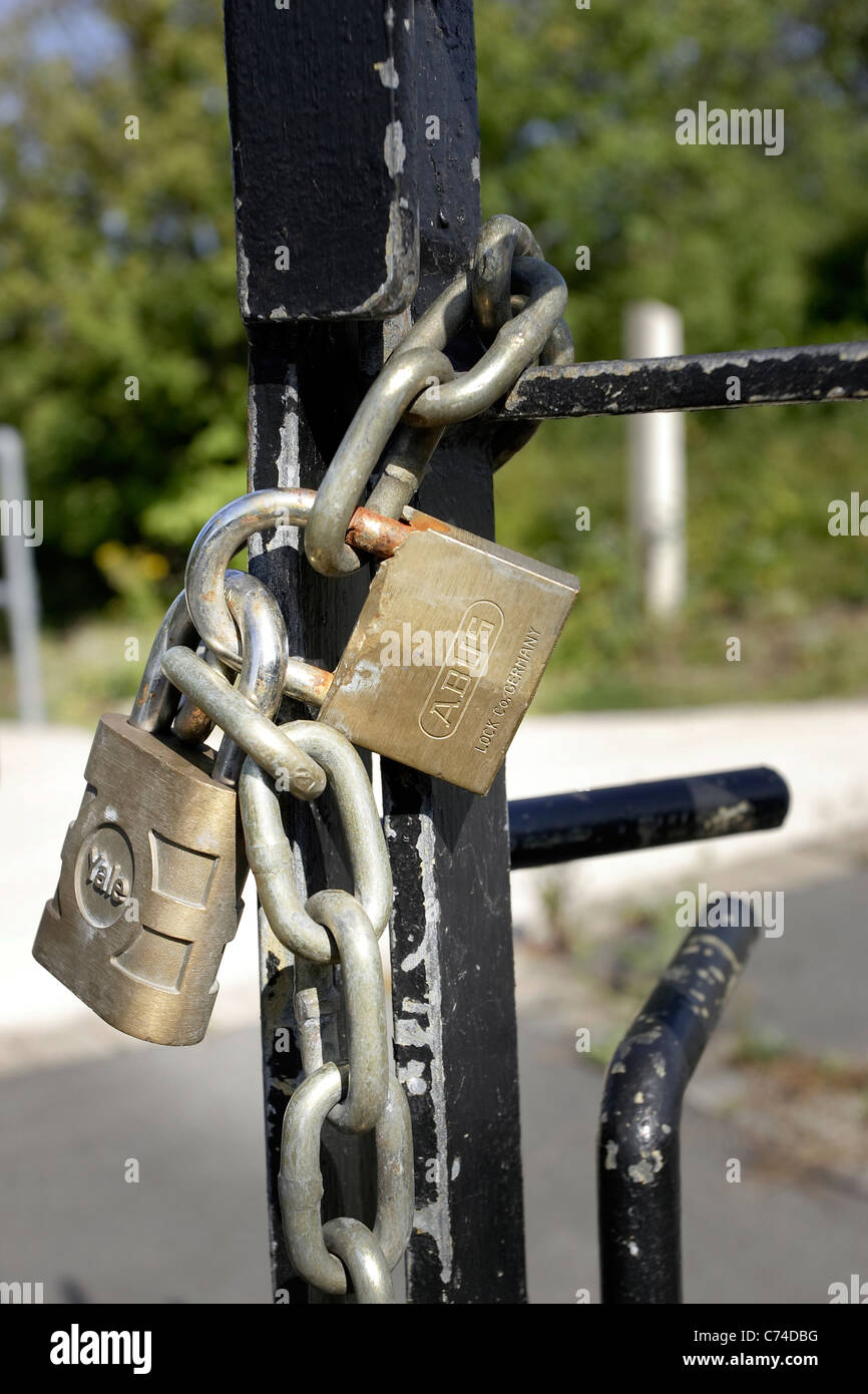 Una catena e cancello chiuso con lucchetto Foto stock - Alamy