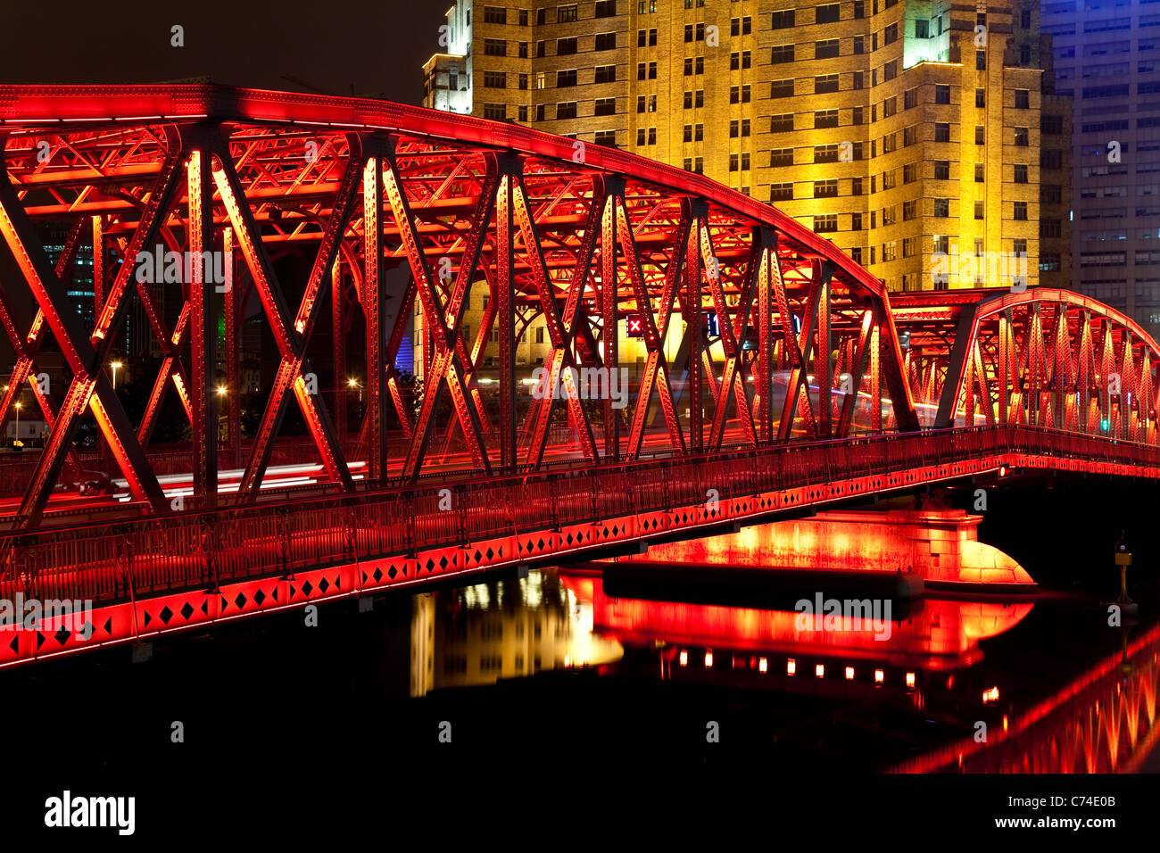 Suzhou Creek, Waibaidu (giardino) ponte, illuminata di notte, Shanghai, Cina Foto Stock