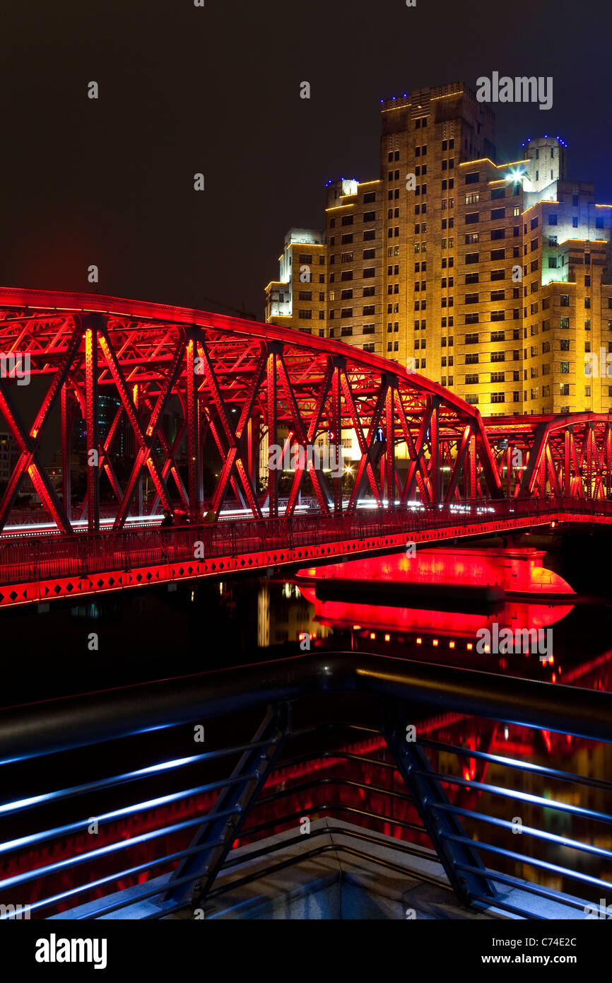 Suzhou Creek, Waibaidu (giardino) ponte, illuminata di notte, Shanghai, Cina Foto Stock