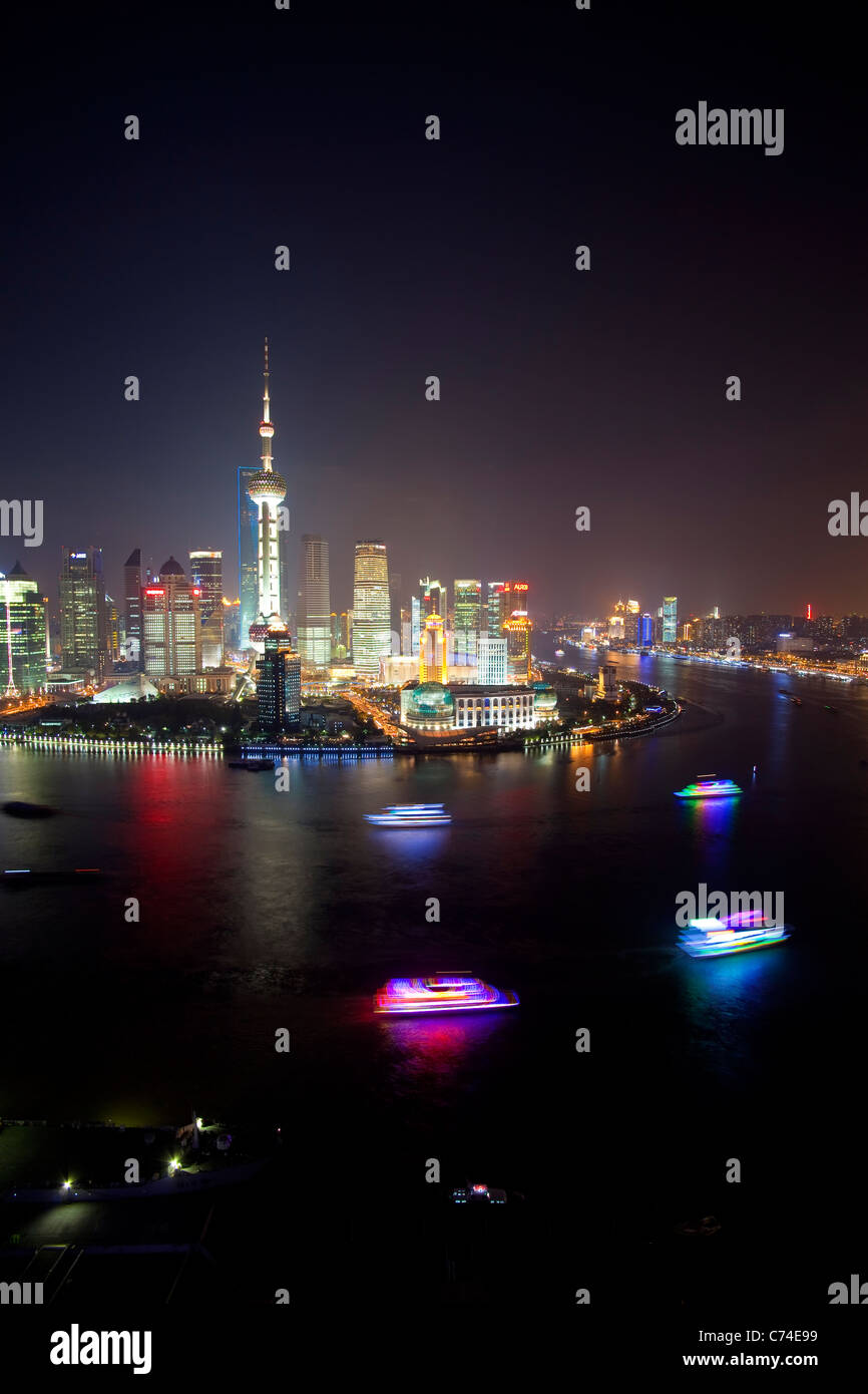 Nuovo skyline di Pudong guardando attraverso il fiume Huangpu dal Bund Shanghai in Cina Foto Stock
