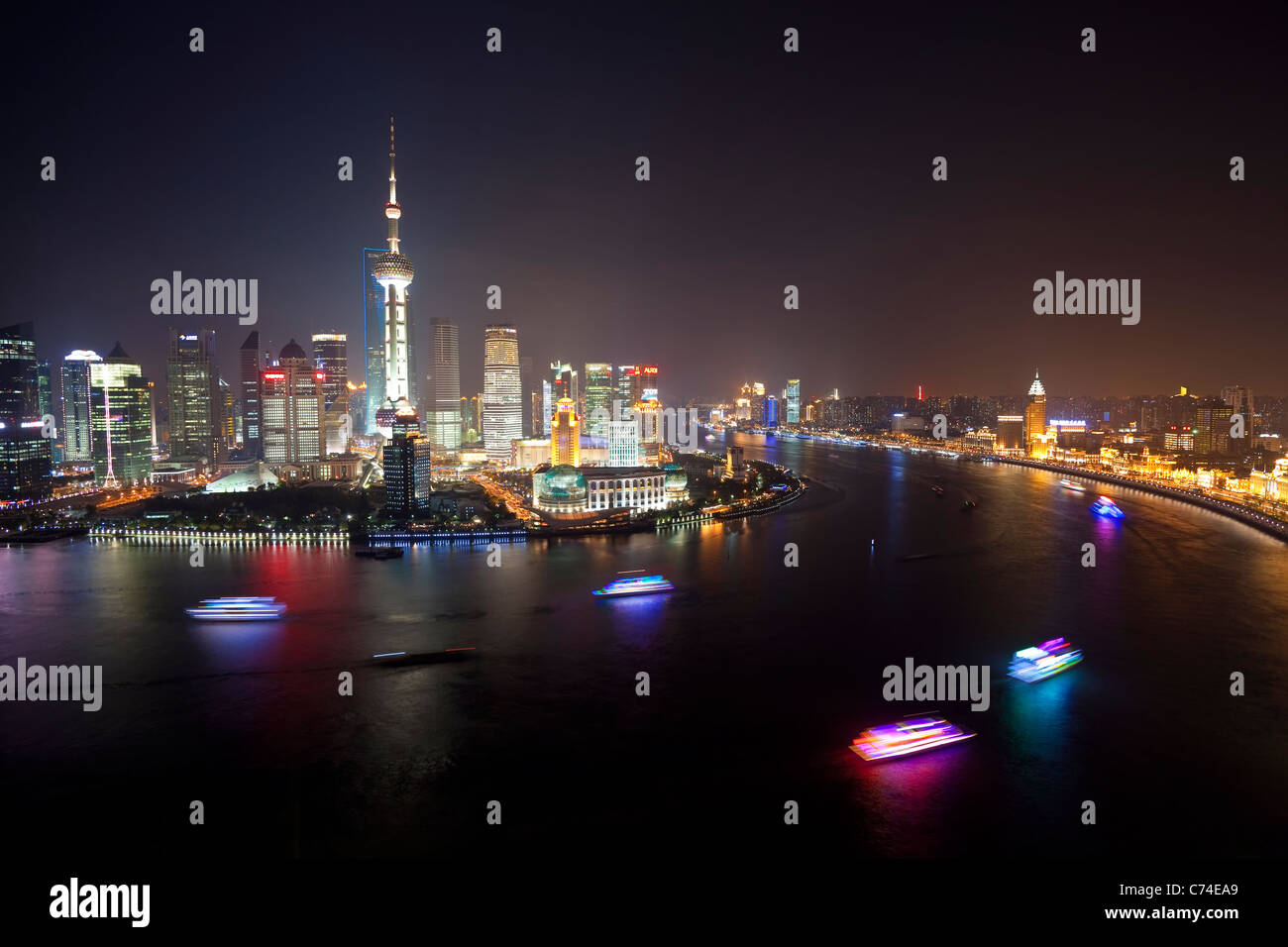 Nuovo skyline di Pudong guardando attraverso il fiume Huangpu dal Bund, Shanghai, Cina Foto Stock