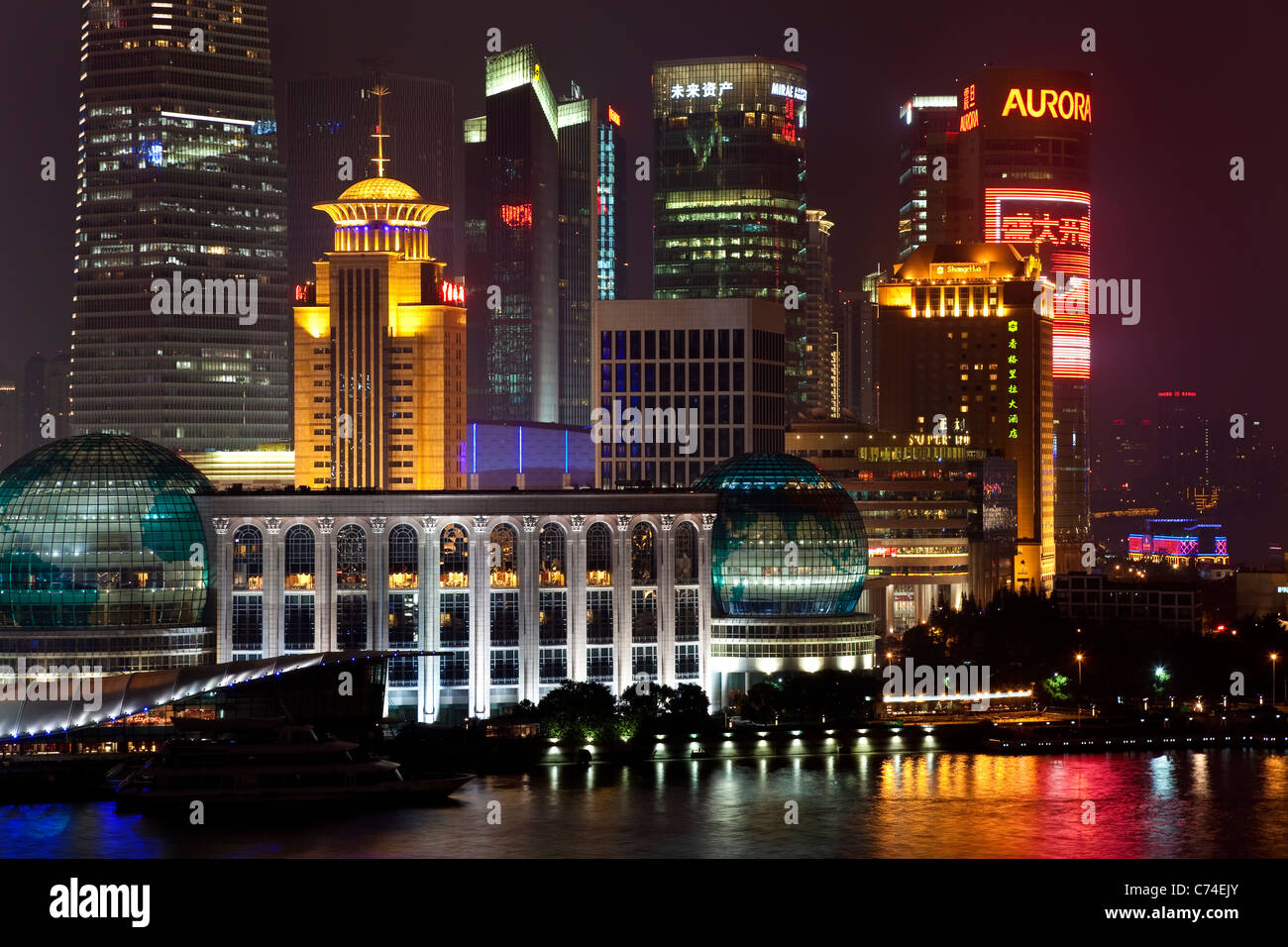 Nuovo skyline di Pudong, guardando attraverso il fiume Huangpu dal Bund, Shanghai, Cina Foto Stock