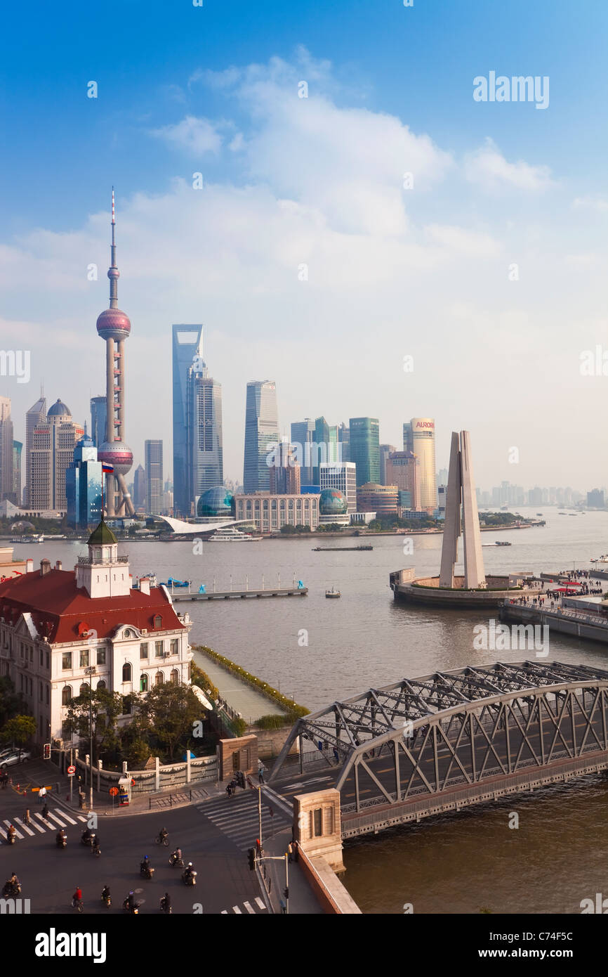 Nuovo skyline di Pudong Waibaidu (giardino) ponte guardando attraverso il fiume Huangpu dal Bund Shanghai in Cina Foto Stock