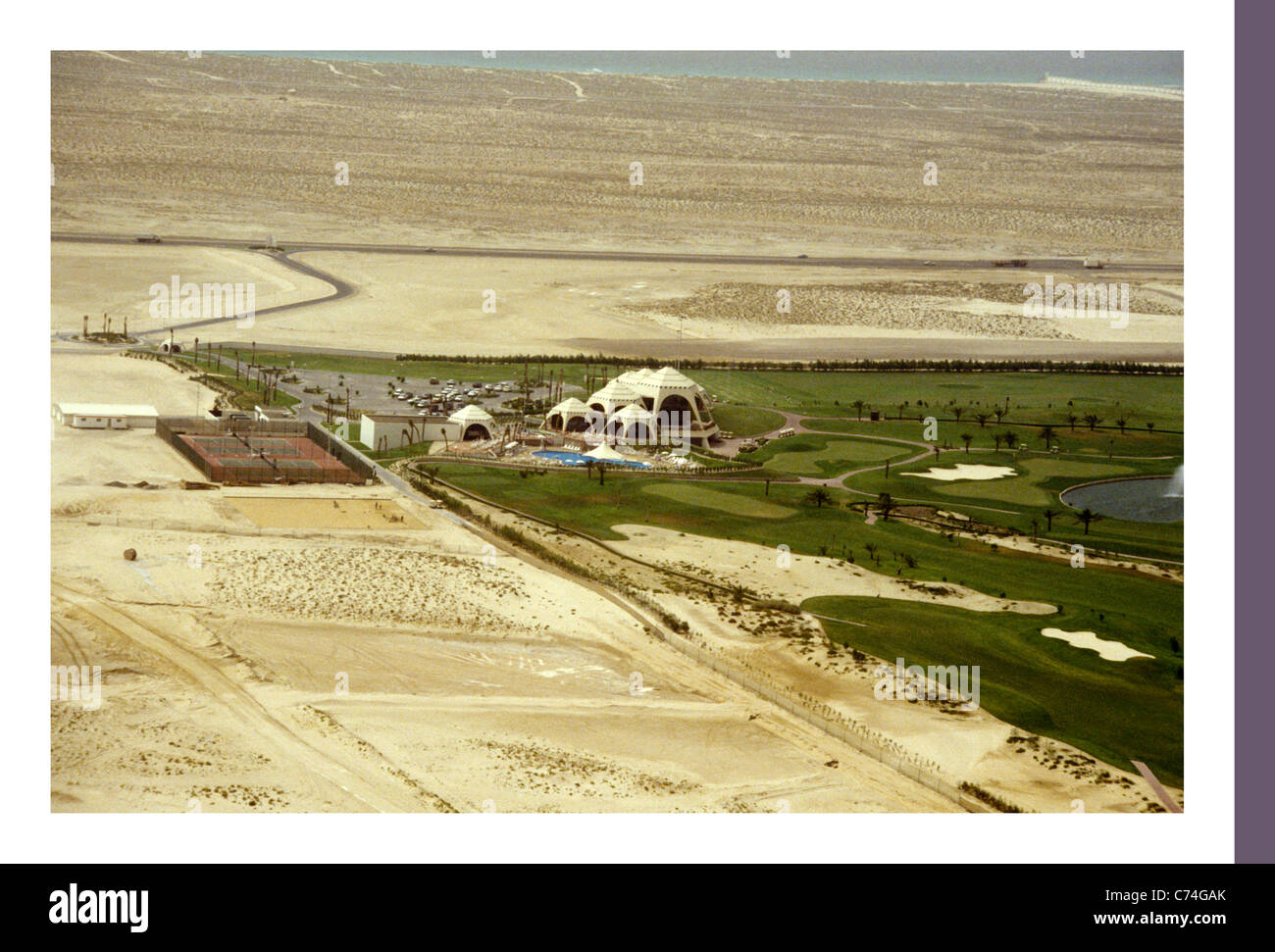Vedute aeree di Emirates Golf Club est nel 1988 al di fuori di Dubai, sito del Dubai Desert Classic, oggi un quartiere urbano. Foto Stock