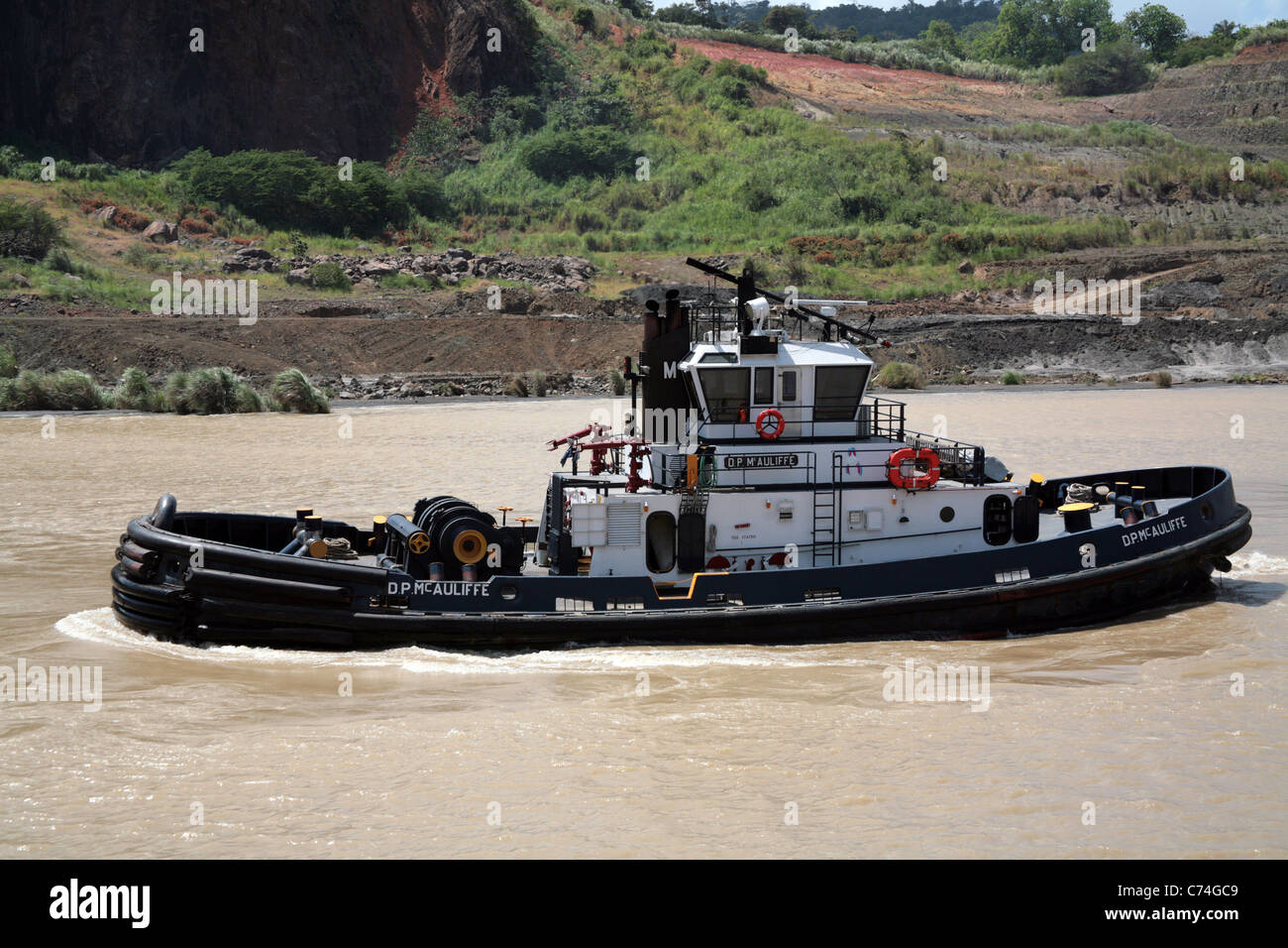 Rimorchiatore a traino operanti nel canale di Panama su le operazioni diurne. Foto Stock