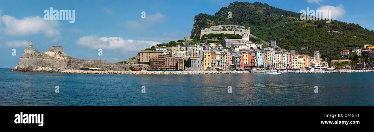 Vista da isola Palmeria sul Porto Venere con la chiesa di San Pietro e Rocca, provincia di La Spezia Liguria di Levante, Italia, mare Mediterraneo, Europa Foto Stock