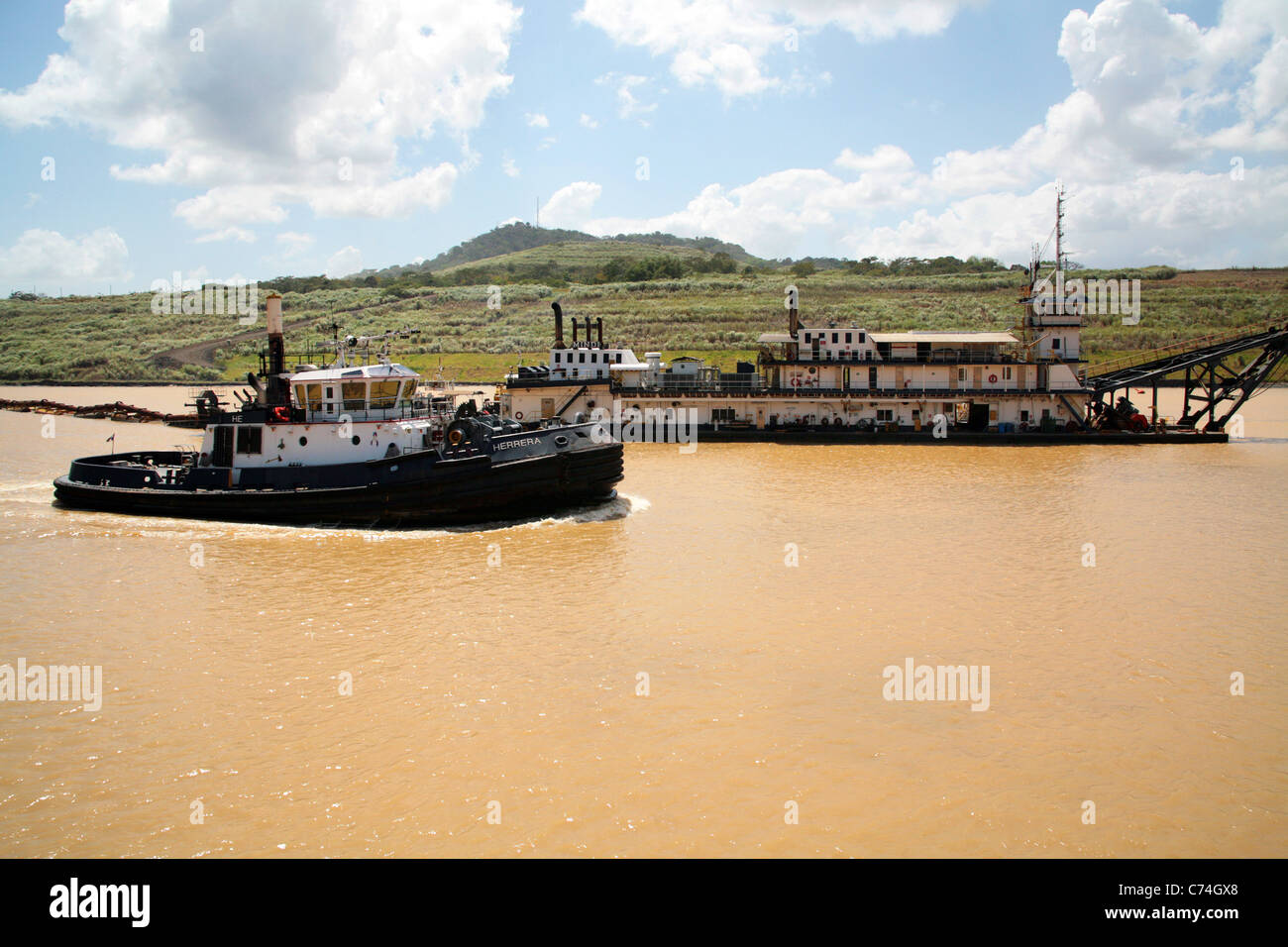 Rimorchiatore a traino operanti nel canale di Panama su le operazioni diurne. Foto Stock