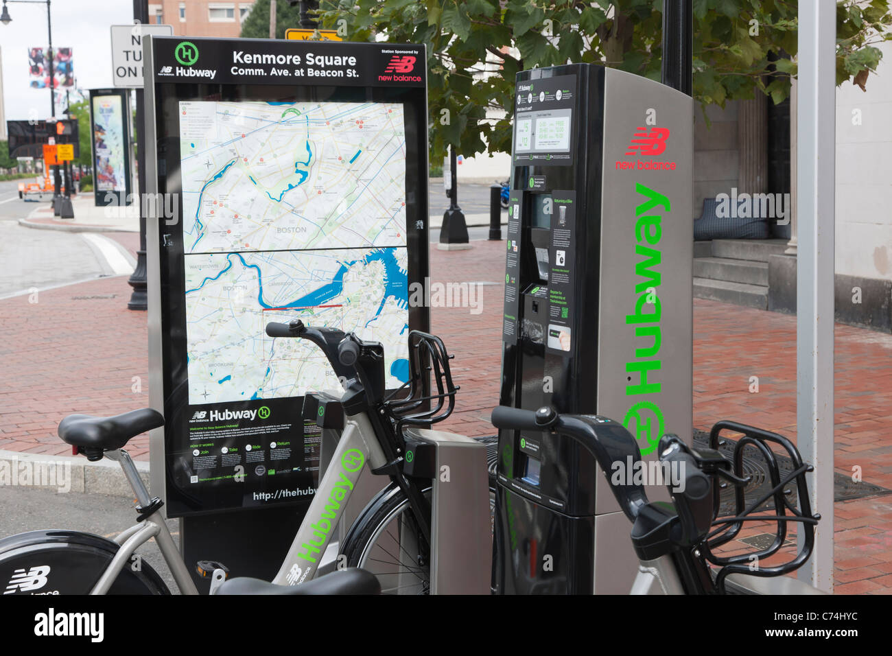 La Kenmore Square/Commonwealth Ave. stazione del nuovo equilibrio Hubway bike sharing system di Boston, Massachusetts. Foto Stock