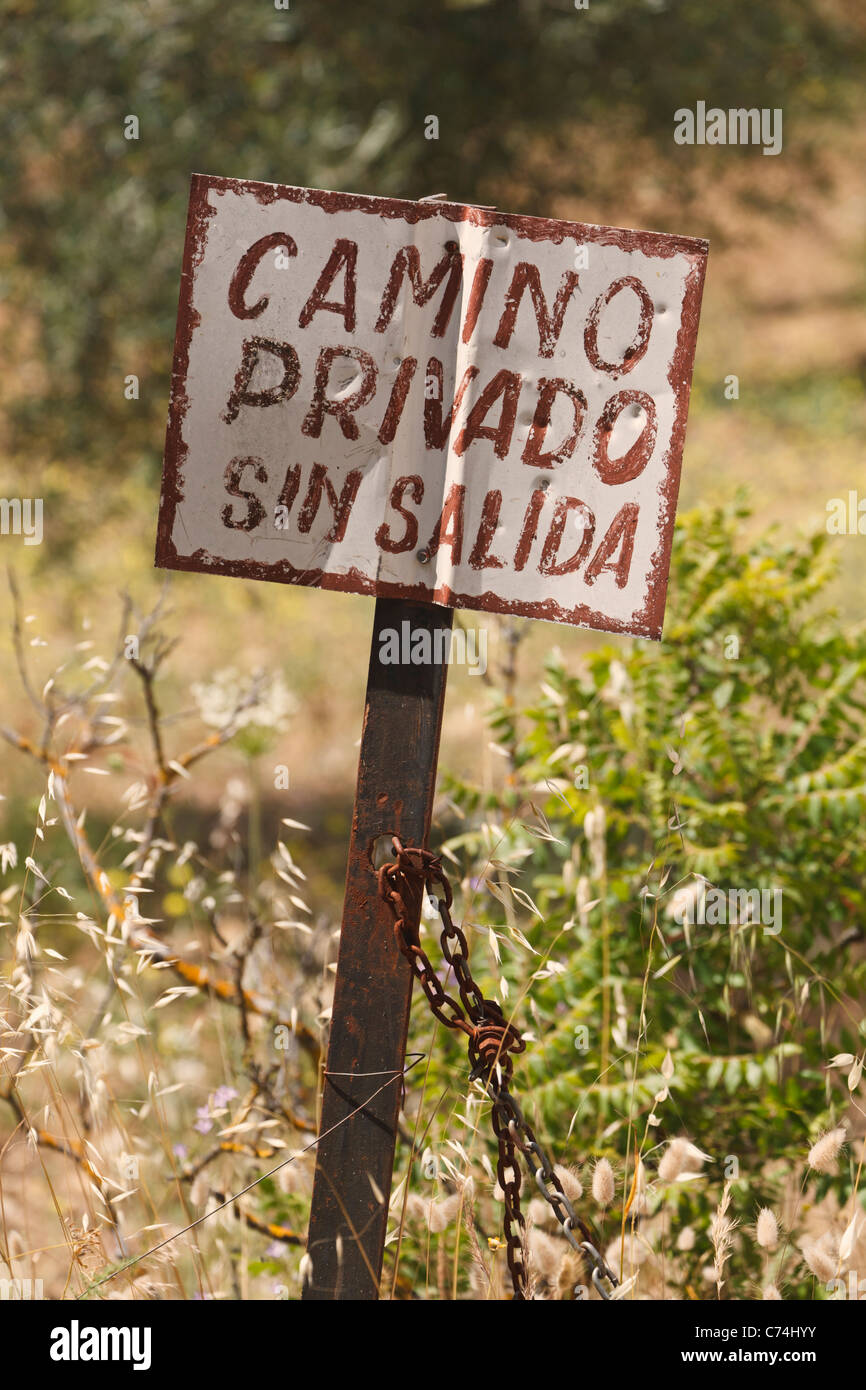 Sign in lingua spagnola dicendo Camino privado, peccato Salida (strada privata, Dead End) vicino a Ronda, provincia di Malaga, Spagna. Foto Stock