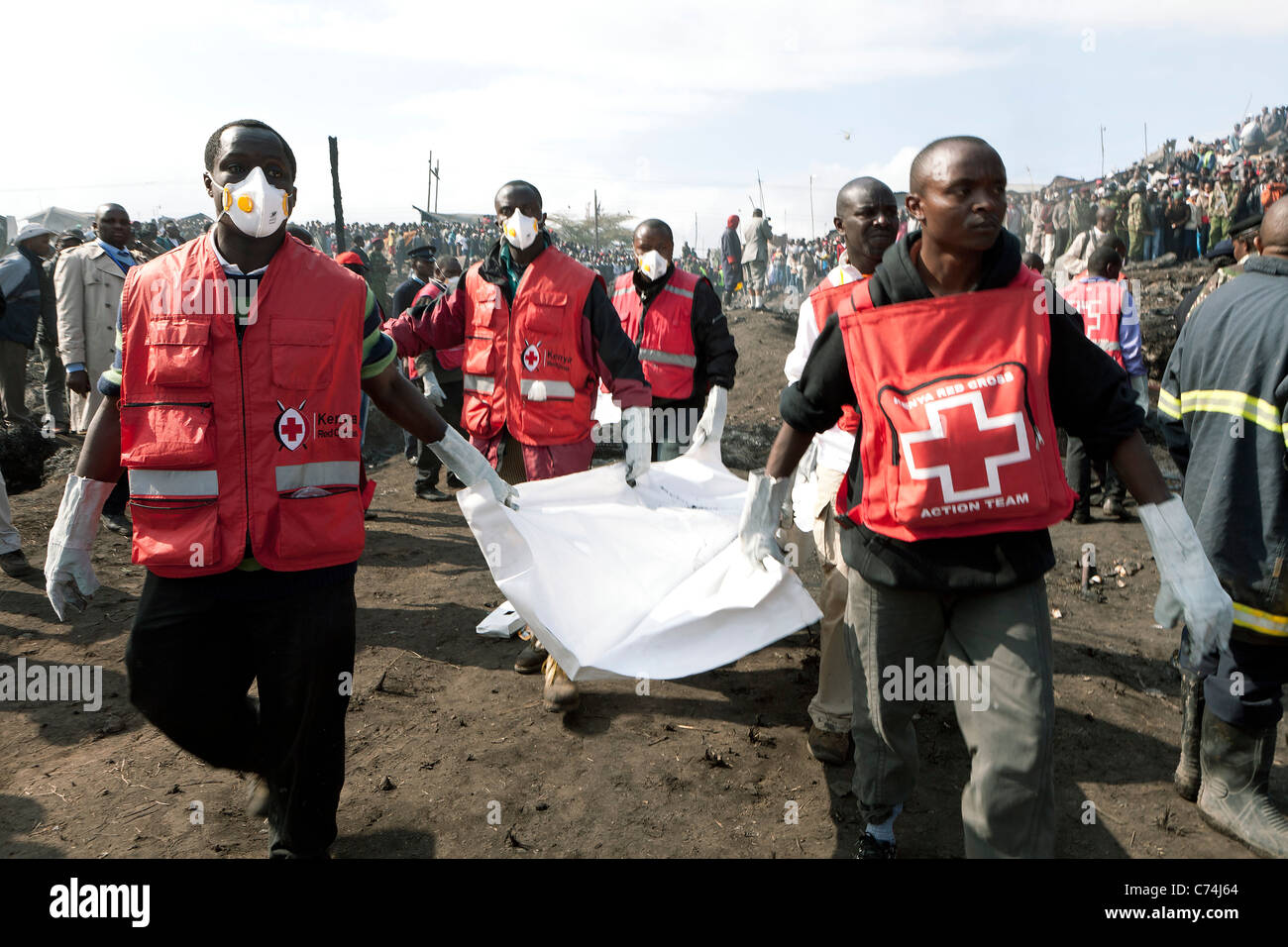 Oltre un centinaio di persone sono uccise in una pipeline di benzina esplosione in Lunga-Lunga township area nella zona industriale di Nairobi. Foto Stock