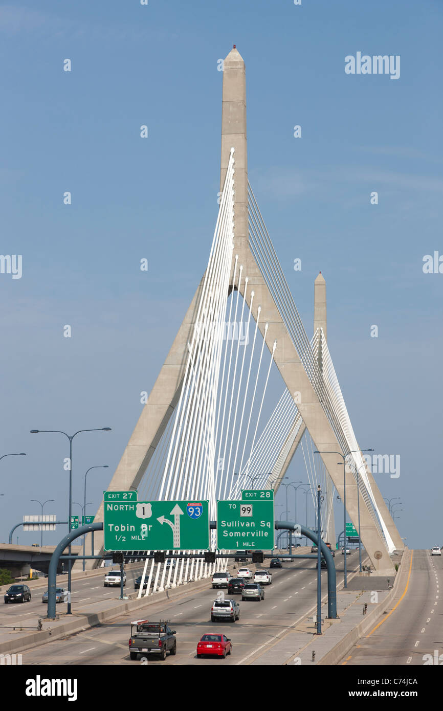 Il Leonard P. Zakim Bunker Hill Memorial Bridge porta I-93 e la US Route 1 traffico oltre il Fiume Charles a Boston, MA. Foto Stock