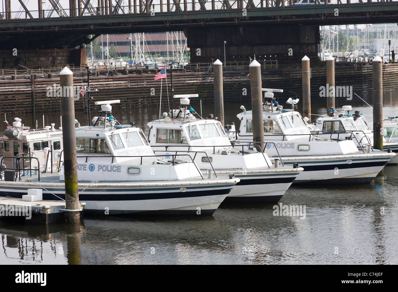 Massachusetts della Polizia di Stato sezione marina di pattugliamento e di risposta rapida barche sul fiume Charles a Boston, Massachusetts. Foto Stock