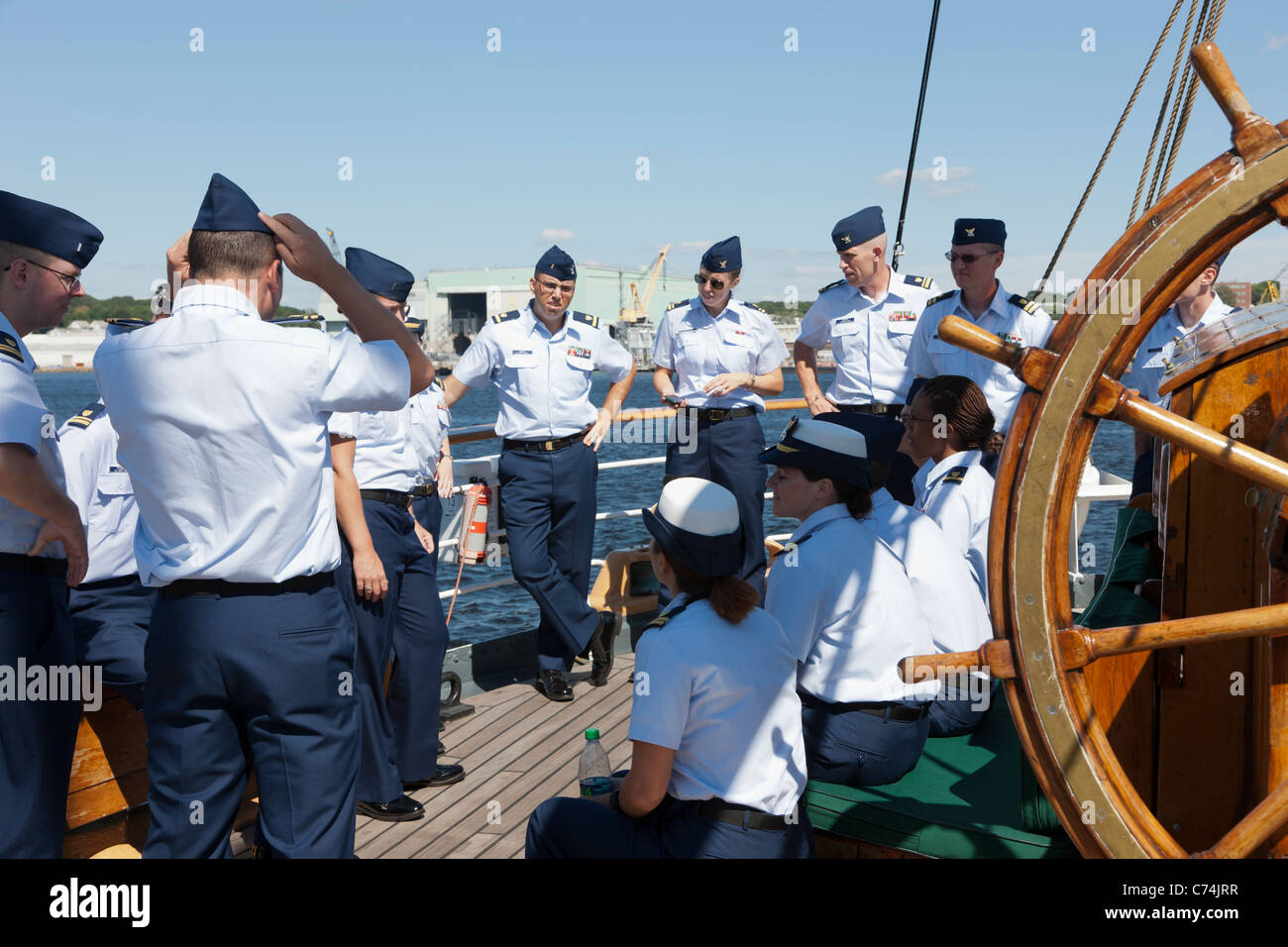Nuovi ufficiali a bordo del treno il USCGC " Eagle " al suo homeport alla Coast Guard Academy di New London, Connecticut. Foto Stock