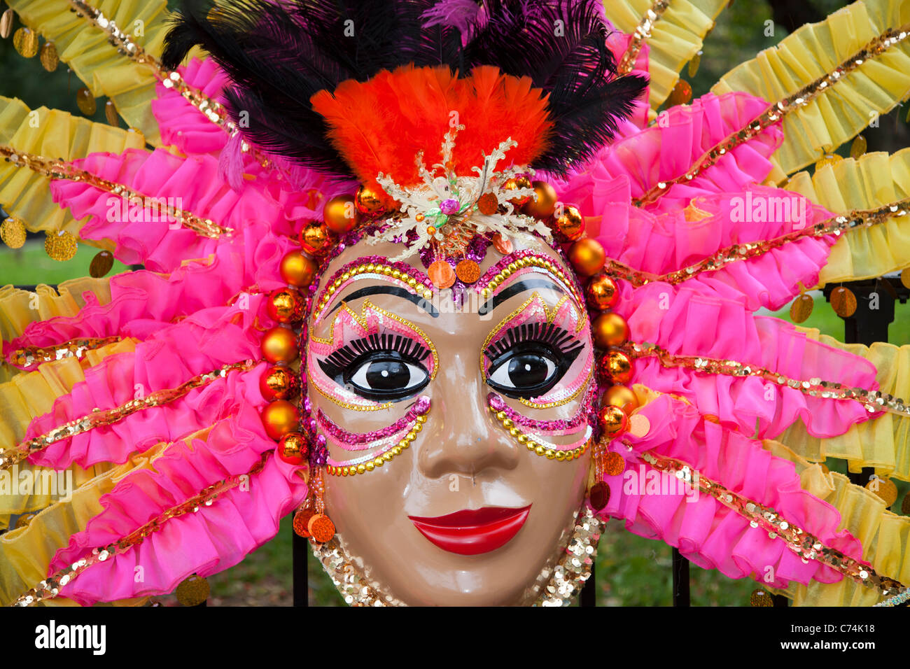 Una grande e colorata maschera ad ovest Indian-American parata del giorno in Crown Heights, Brooklyn, New York City. Foto Stock