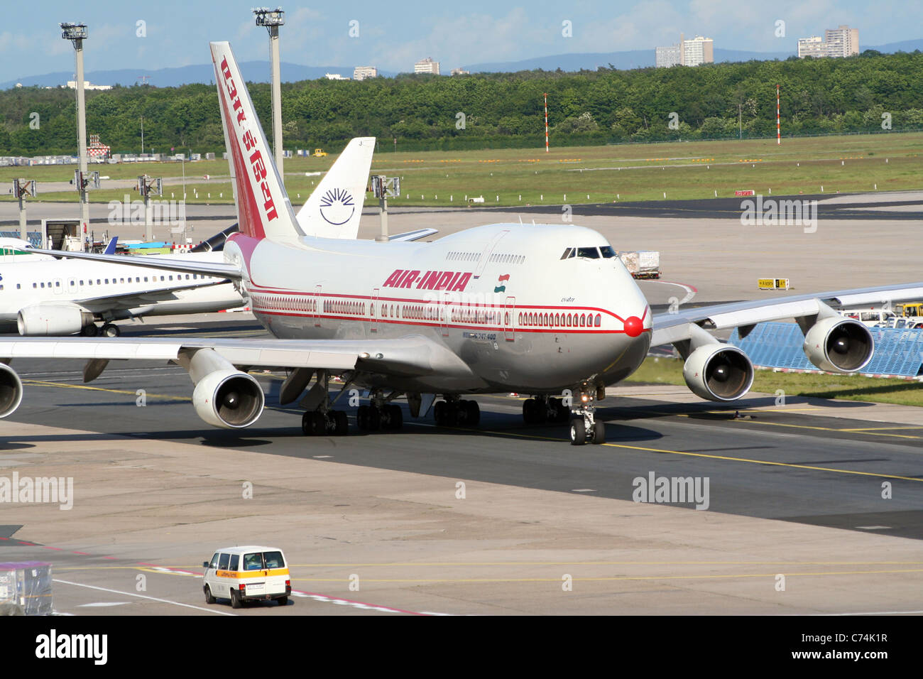 Air India boeing 747 di rullaggio per il gate sull'aeroporto internazionale di Francoforte, Germania Foto Stock