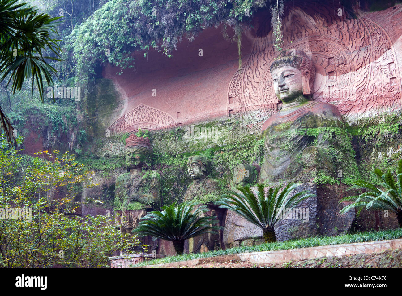 Longmen riproduzione del Buddha, Orientale Buddha Park (Dongfang Fodu Gongyuan), Leshan, Cina Foto Stock