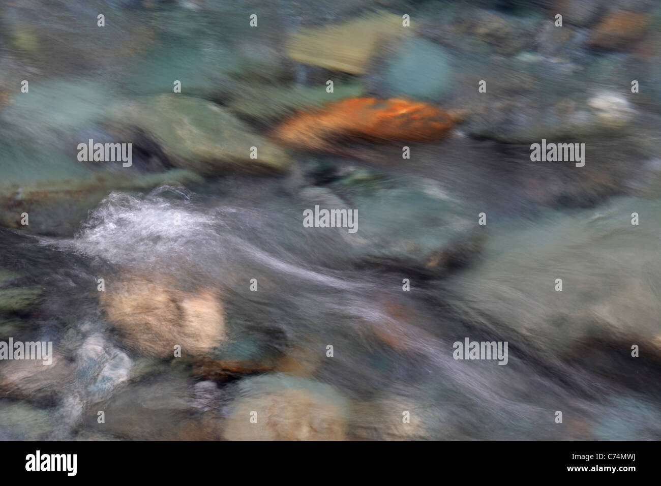 Dettaglio di acqua che fluisce nel roccioso del fiume Matukituki tra Wanaka e Mt Aspiring National Park Foto Stock