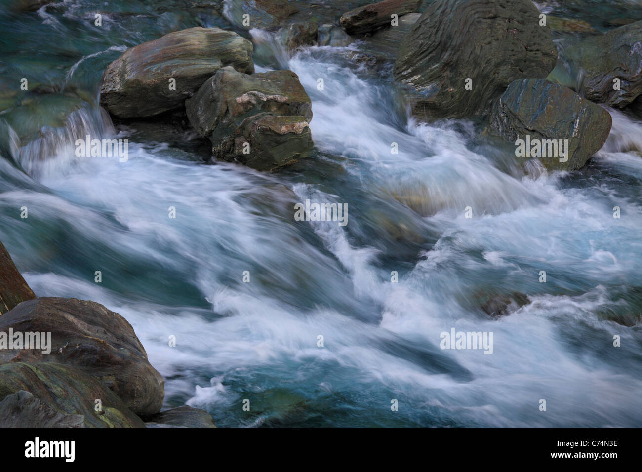 Dettaglio di acqua che fluisce nel roccioso del fiume Matukituki tra Wanaka e Mt Aspiring National Park Foto Stock