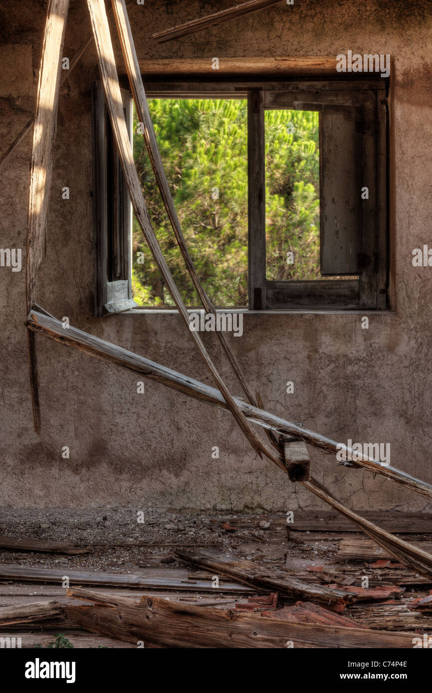 Finestra Rotta In Una Casa Abbandonata Foto Stock Alamy