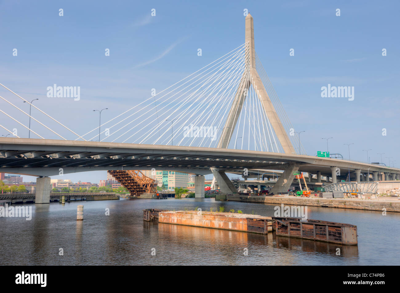 Il Leonard P. Zakim Bunker Hill Memorial Bridge porta I-93 e la US Route 1 oltre il Fiume Charles a Boston, MA. Foto Stock