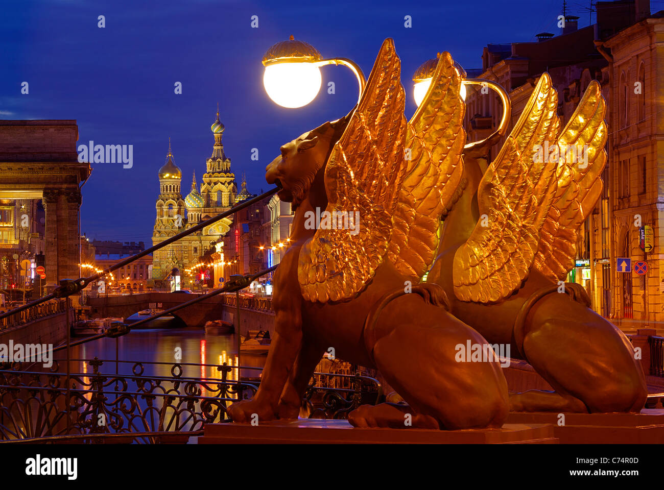 La Russia. San Pietroburgo. Ponte della banca. Grifoni. Chiesa della Resurrezione (Salvatore sul Sangue versato). Luce della Sera. Foto Stock