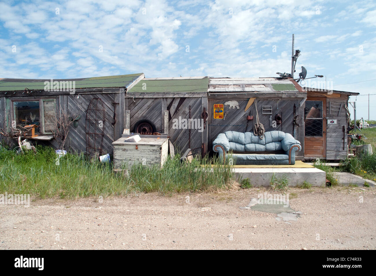 L'esterno di una casa di bungalow ramshackle nel quartiere 'The Flats' nella città di Churchill, nel nord di Manitoba, Canada. Foto Stock
