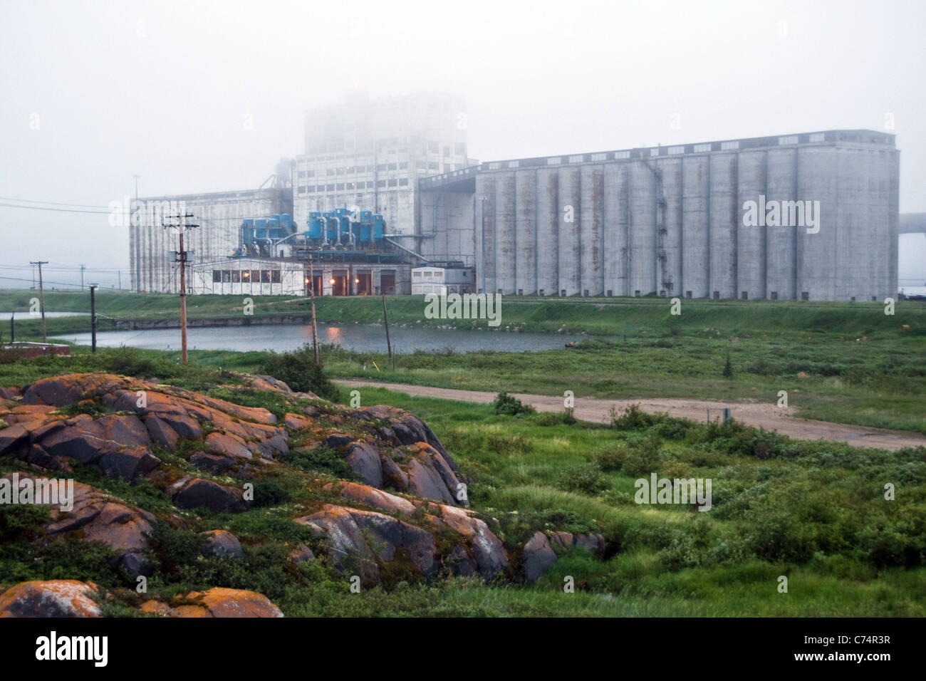 I silos di grano e gli ascensori presso la struttura di trasporto al porto di Churchill, sulla Hudson Bay nell'Oceano Artico, nel nord di Manitoba, Canada. Foto Stock