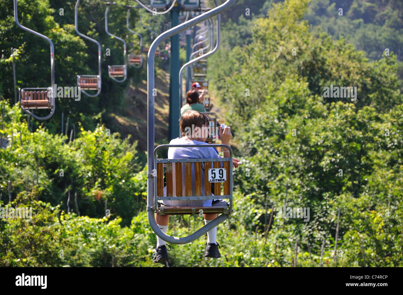 Persone Sci Equitazione sollevare montagna su Capri Italia Foto Stock