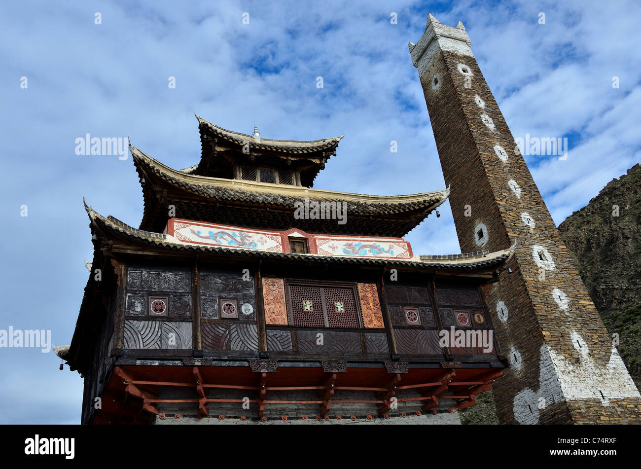 Un tradizionale tempio tibetano e la torre del castello. Sichuan, in Cina. Foto Stock